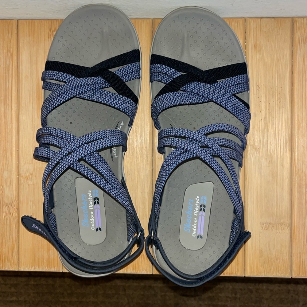 like new women's outdoors Skechers sandals